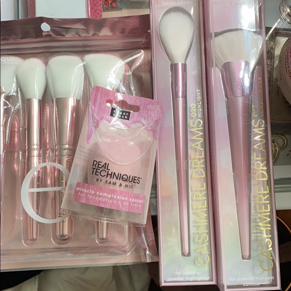New Real Techniques/Elf Makeup Brushes & Sponge - Picture 3 of 3